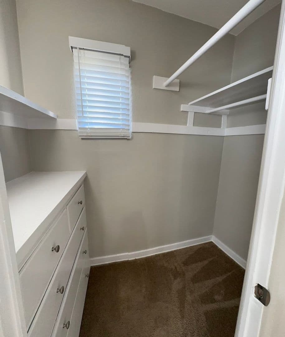 Long Beach Apartment: 2520 Cedar Ave