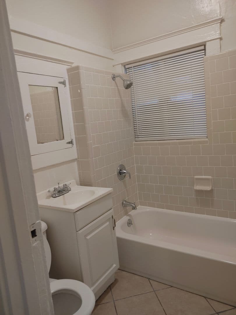 LONG BEACH Apartment: 135 W 5th ST