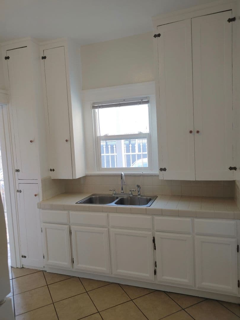 LONG BEACH Apartment: 135 W 5th ST
