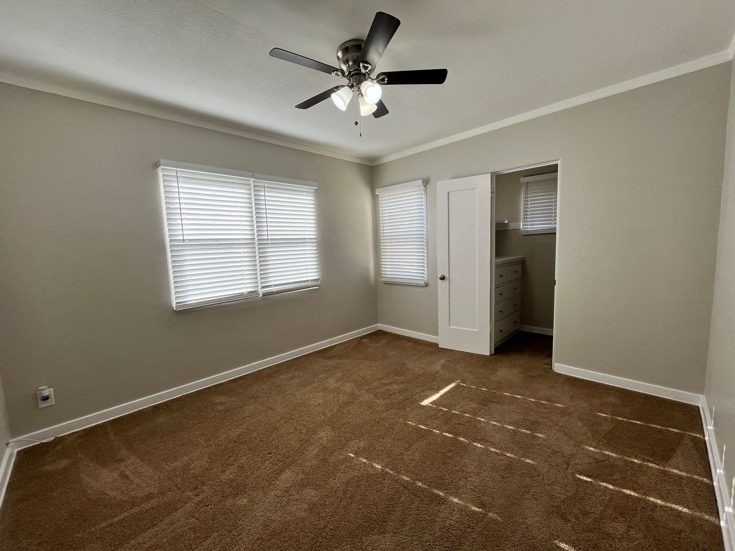 Long Beach Apartment: 2520 Cedar Ave