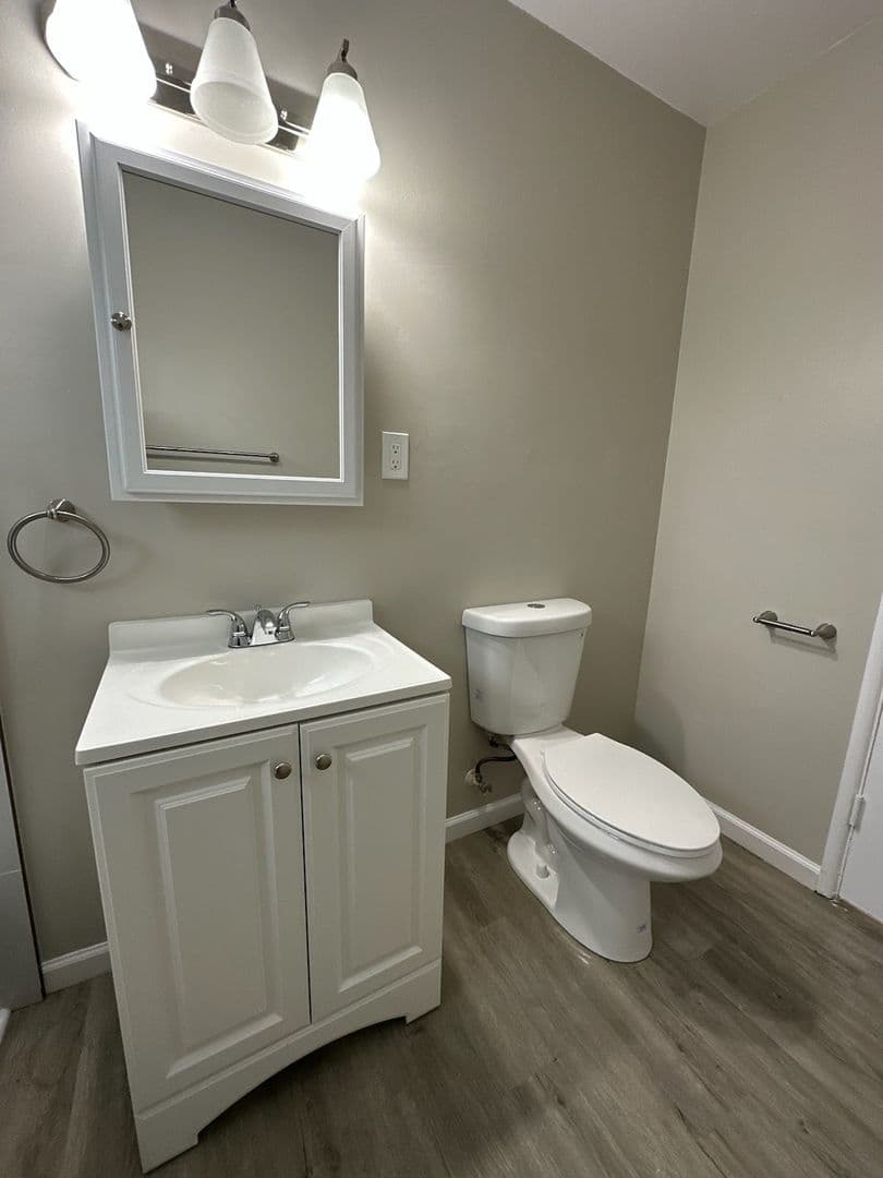 Long Beach Apartment: 870 W 19th St.