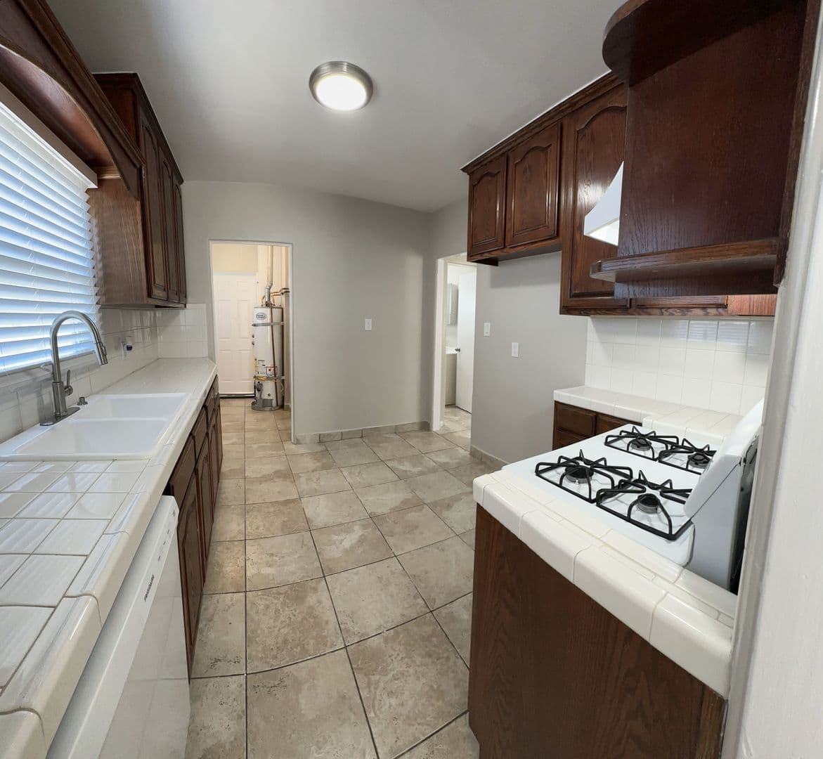 Long Beach Apartment: 2520 Cedar Ave