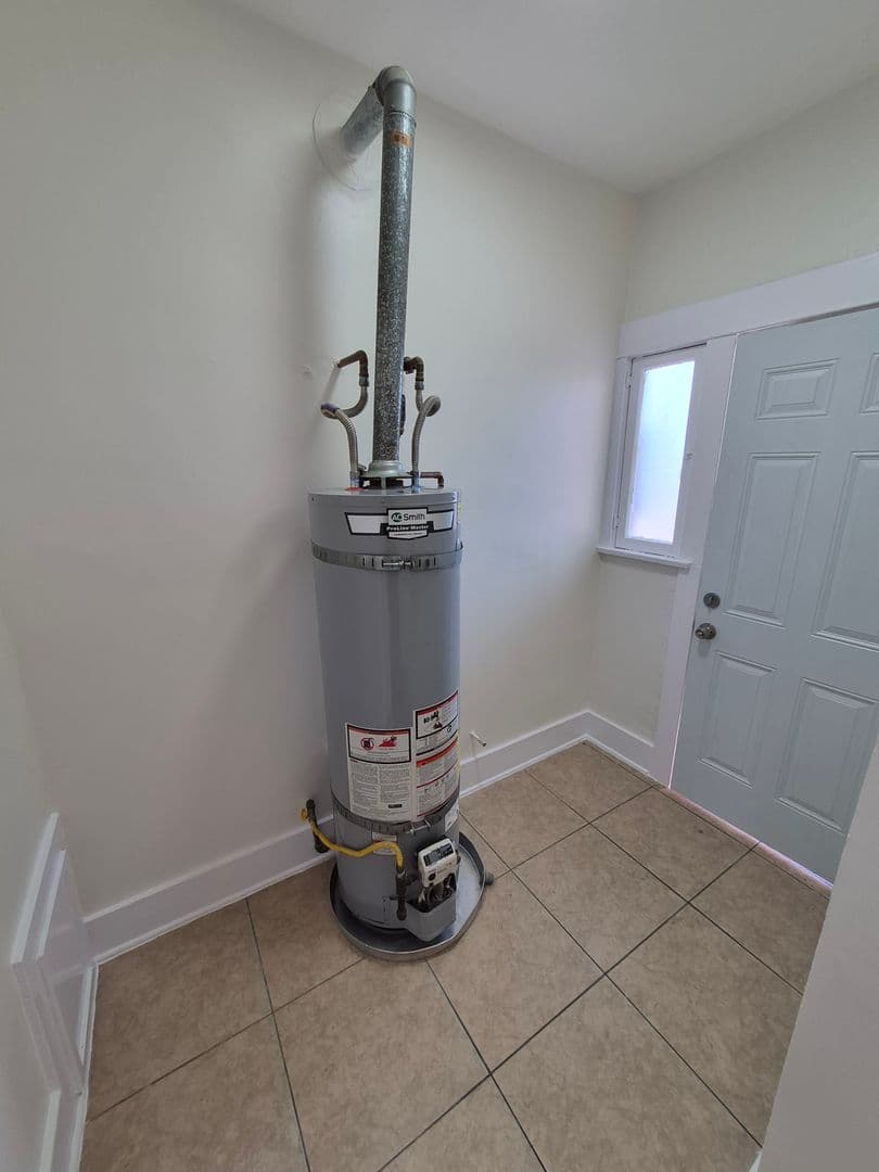 LONG BEACH Apartment: 1110-1118 E 7th ST