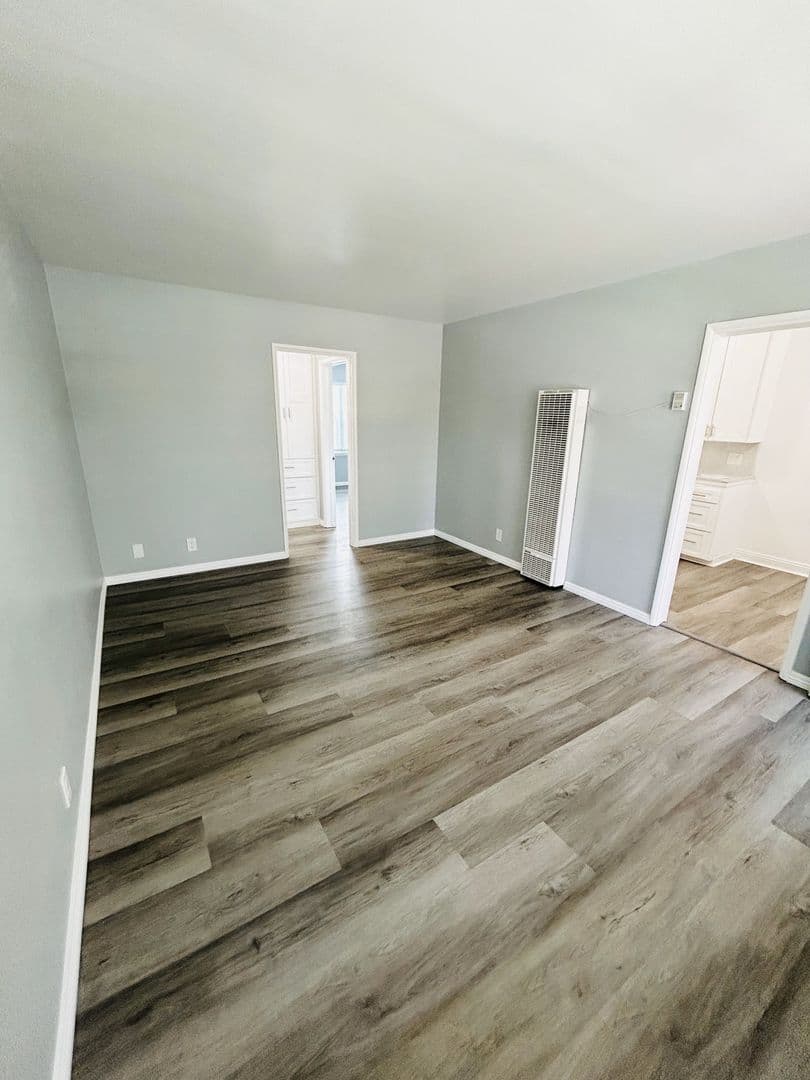 Long Beach Apartment: 870 W 19th St.