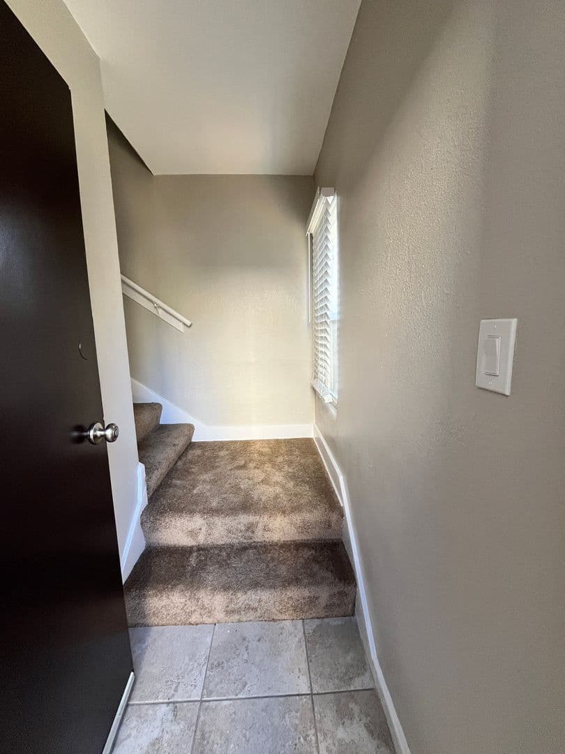 Long Beach Apartment: 2520 Cedar Ave