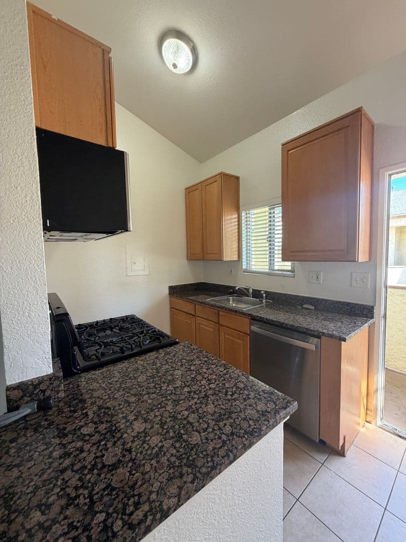 LONG BEACH Apartment: 758 ROSE AVENUE