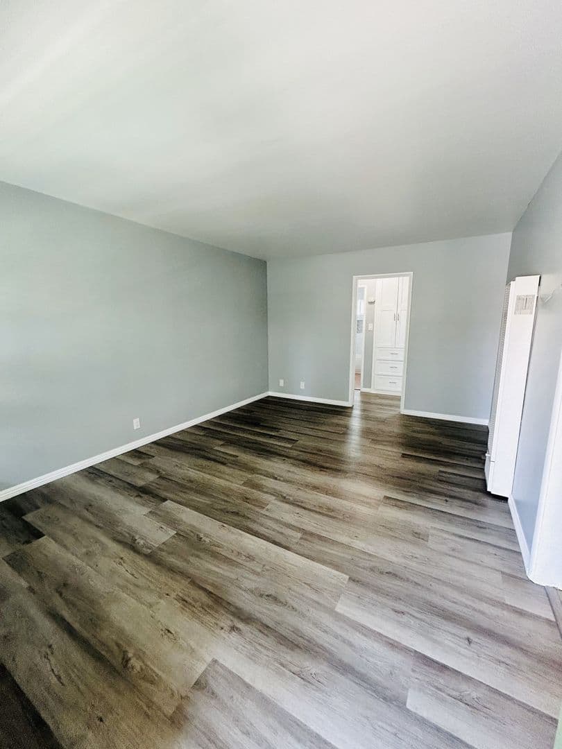 Long Beach Apartment: 870 W 19th St.