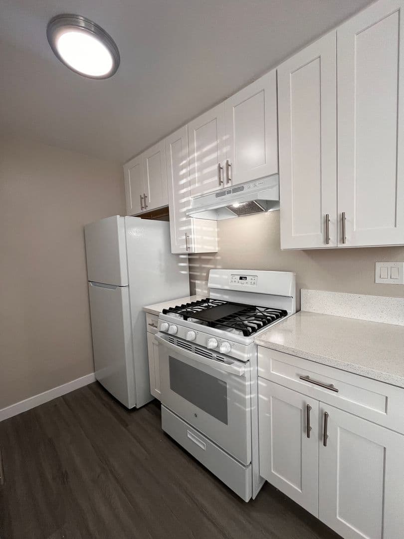 LONG BEACH Apartment: 1550-1604 HENDERSON AVE