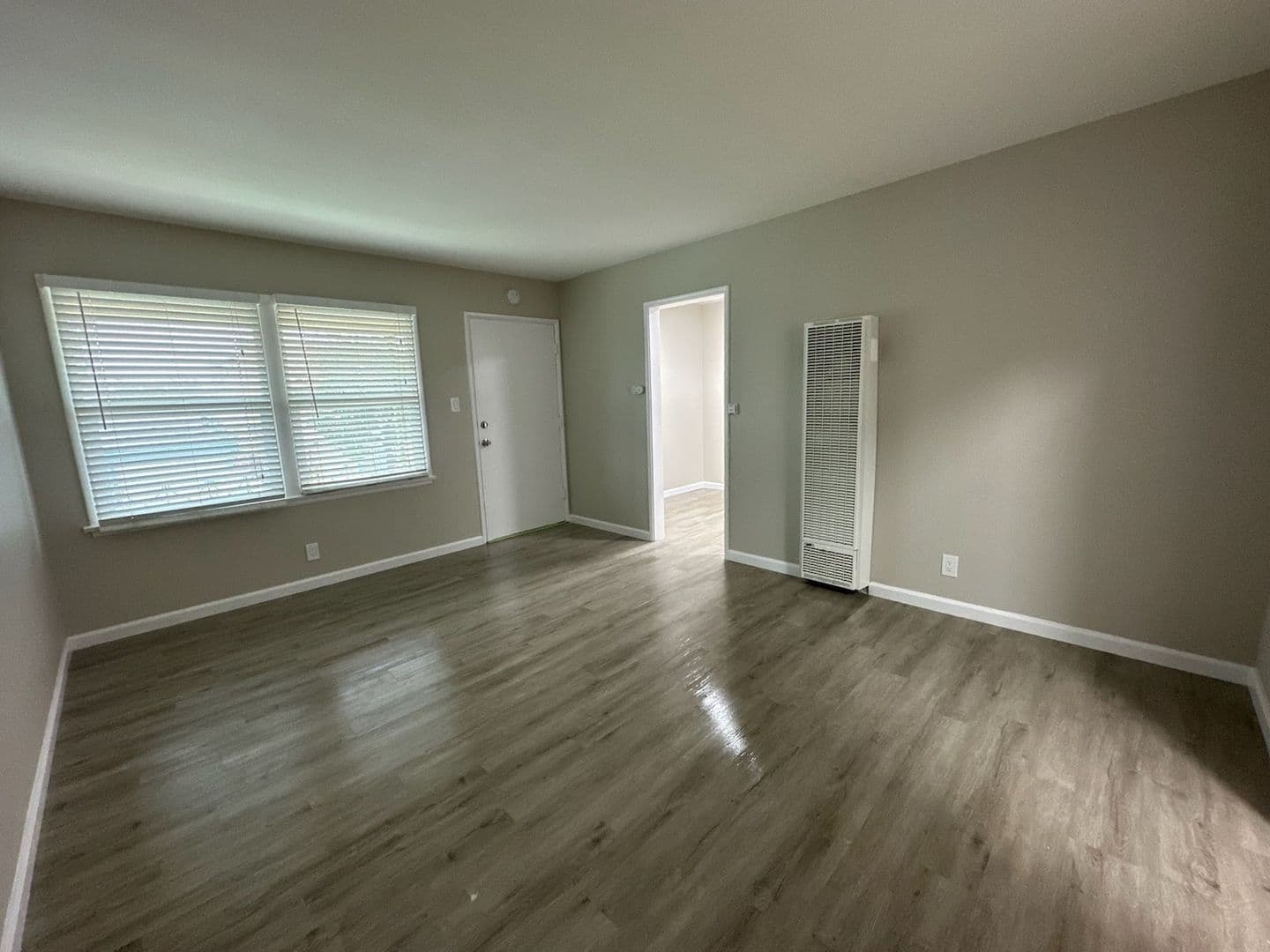 Long Beach Apartment: 870 W 19th St.