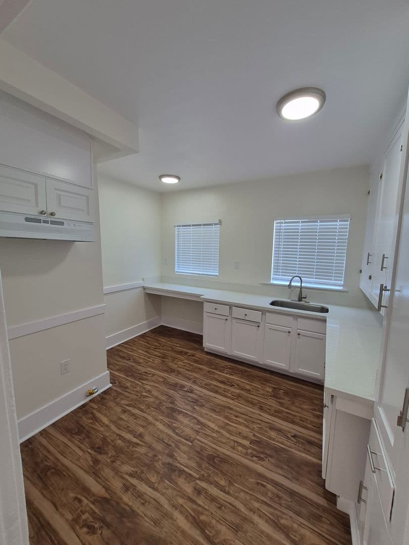 LONG BEACH Apartment: 1110-1118 E 7th ST