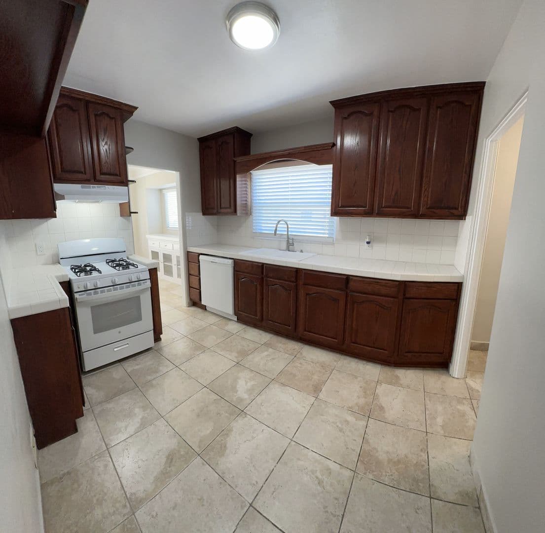 Long Beach Apartment: 2520 Cedar Ave