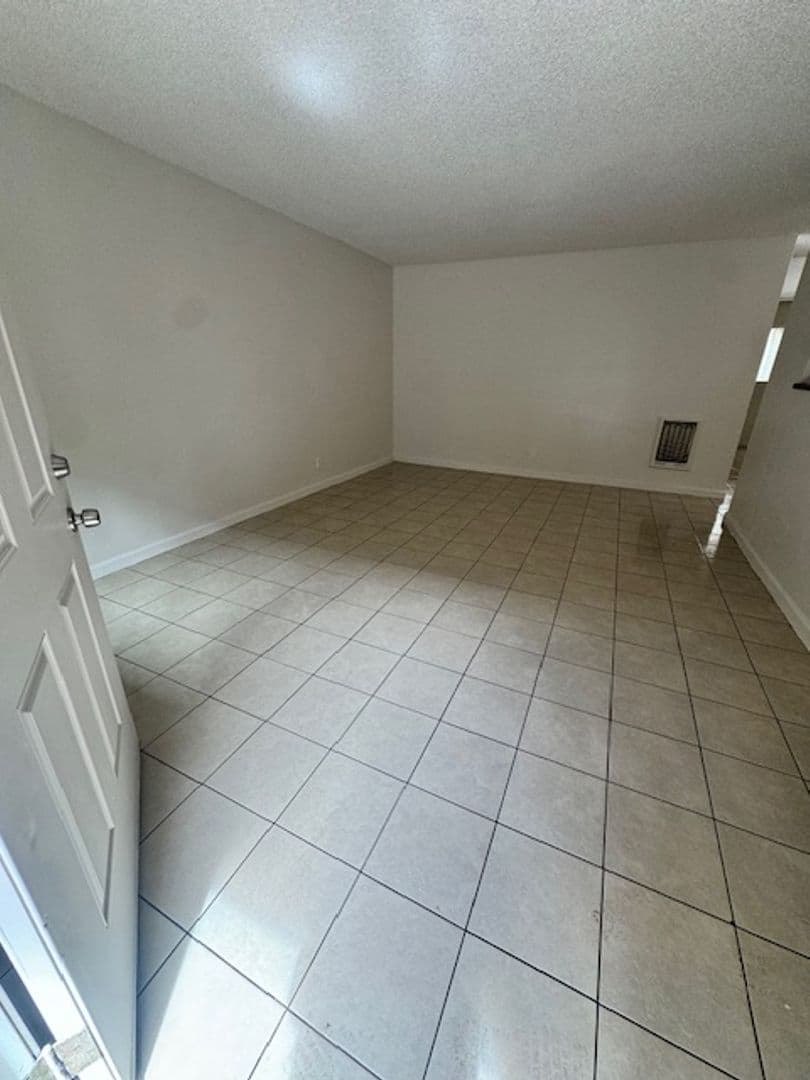 LONG BEACH Apartment: 2135 ELM AVE