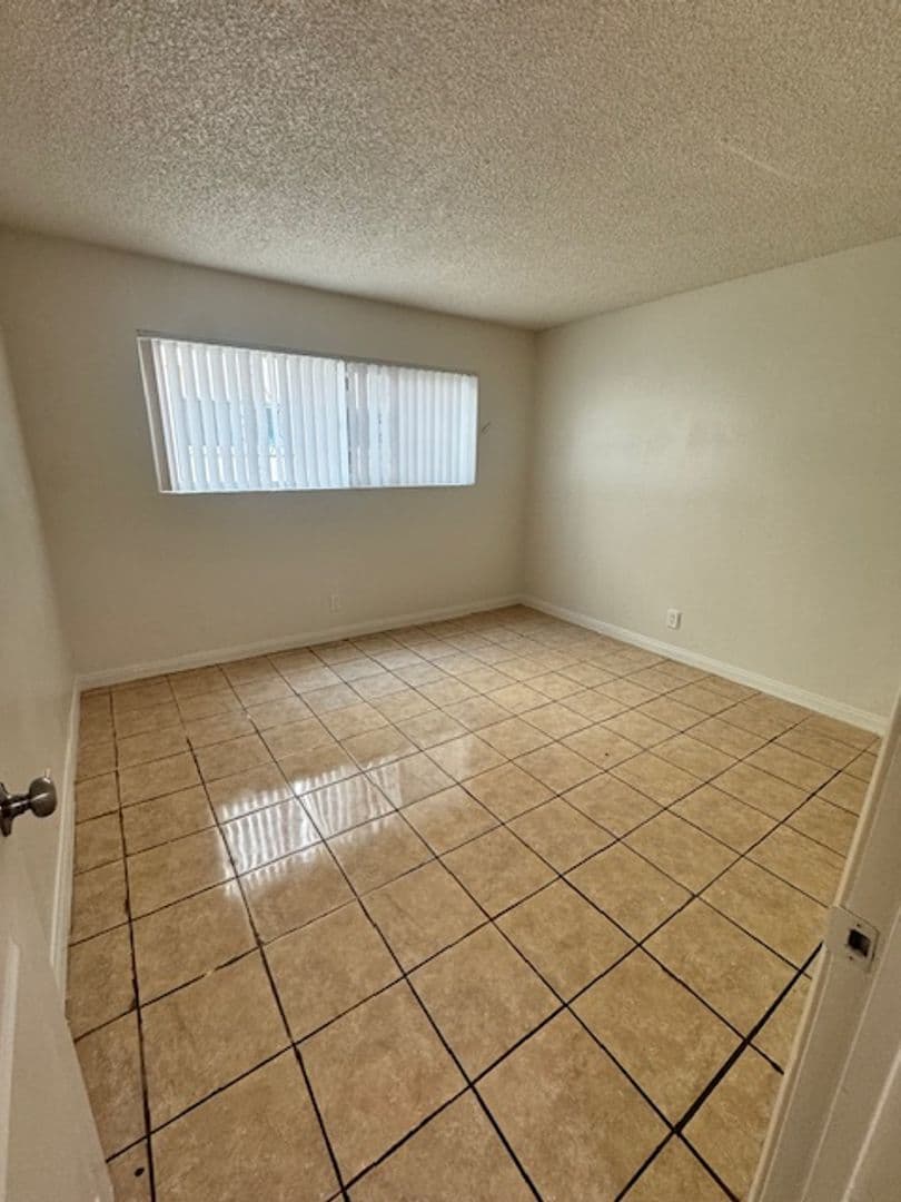 LONG BEACH Apartment: 2135 ELM AVE
