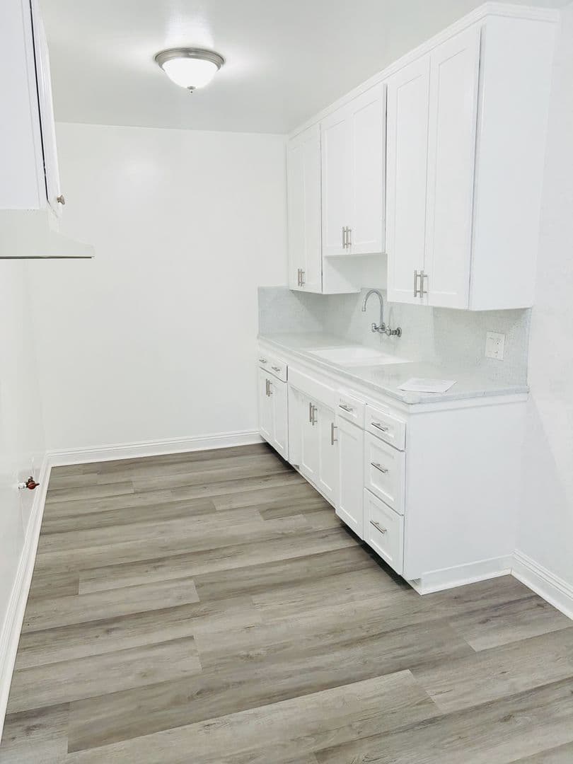 Long Beach Apartment: 870 W 19th St.