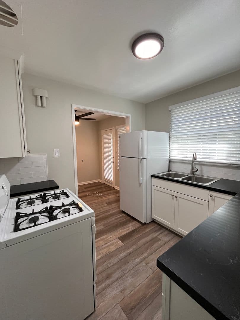 LONG BEACH Apartment: 1049 E CARSON ST
