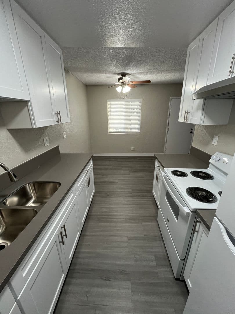 SEAL BEACH Apartment: 350 MARINA DR