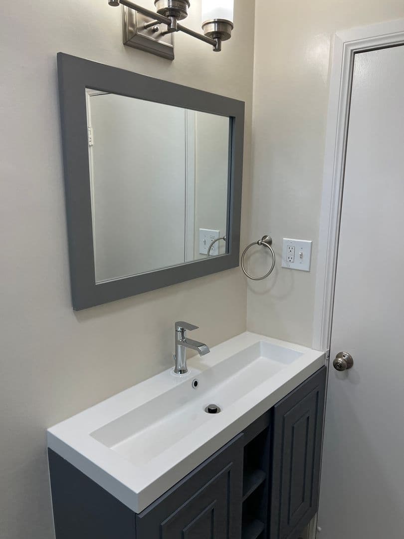 Los Angeles Apartment: 1633 N. Laurel Avenue