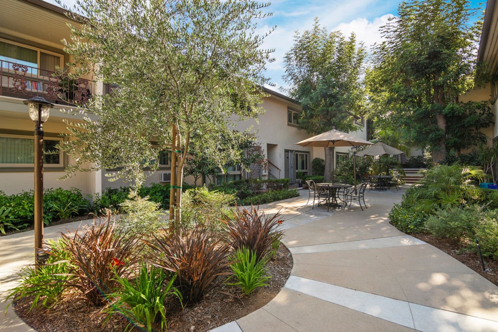 Los Angeles Apartment: 1633 N. Laurel Avenue