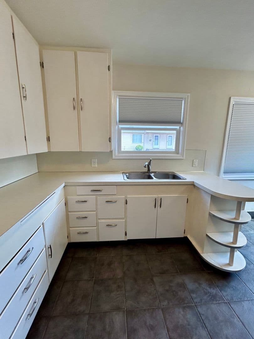 Stayton Apartment: 683-685 N First Ave