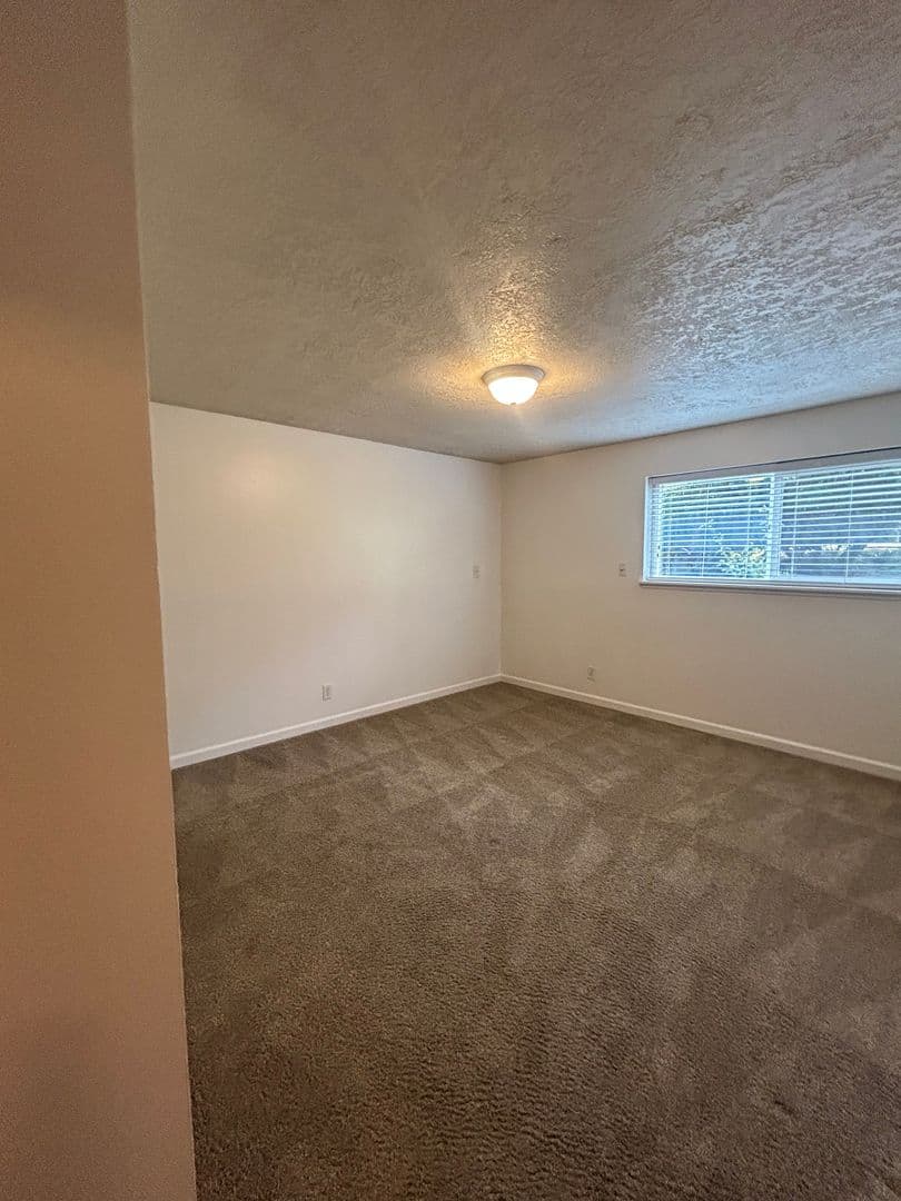 Keizer Apartment: 549-599 Greenwood Dr NE