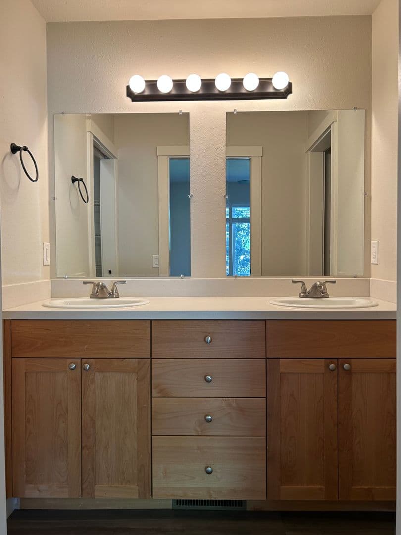 Keizer Apartment: 938-940 Boardwalk Ave. NE