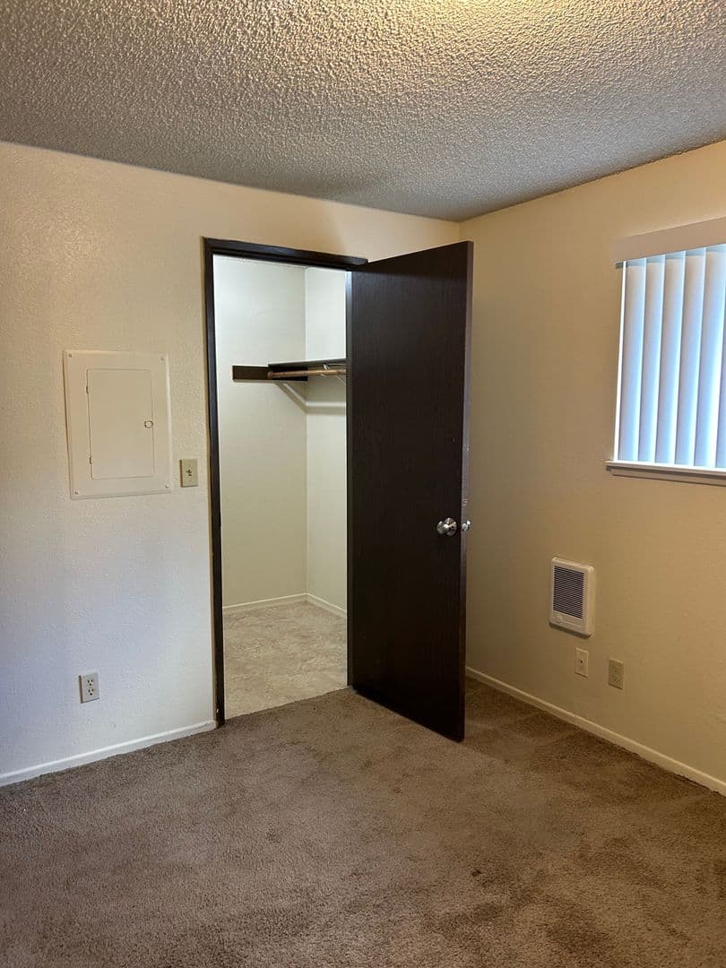 Salem Apartment: 3809-3873 24th Pl NE