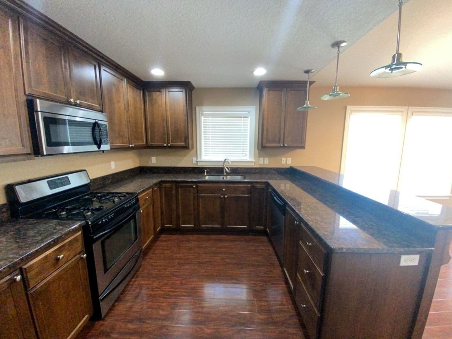 Salem Apartment: Multi