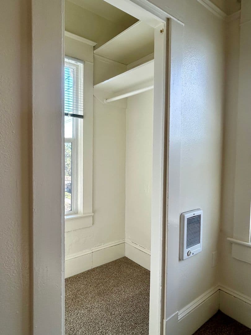 Salem Apartment: 420 20th St. SE