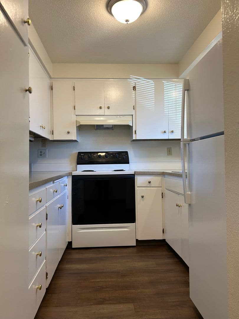 Salem Apartment: 612-614 Shangri La Ave NE