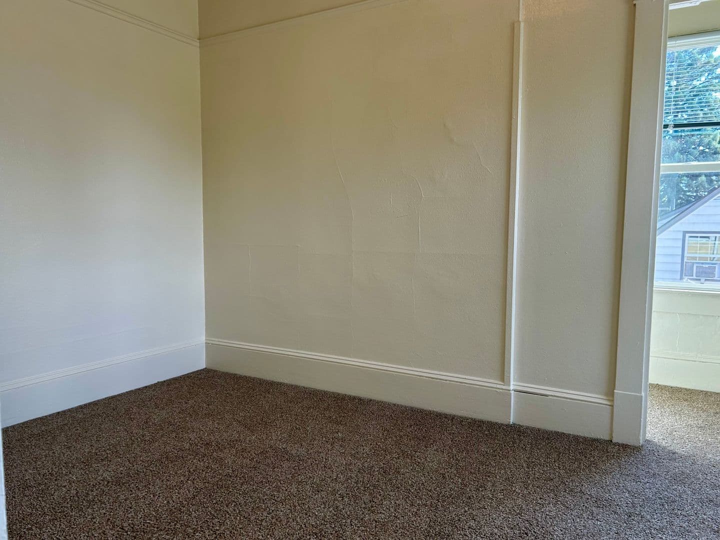 Salem Apartment: 420 20th St. SE