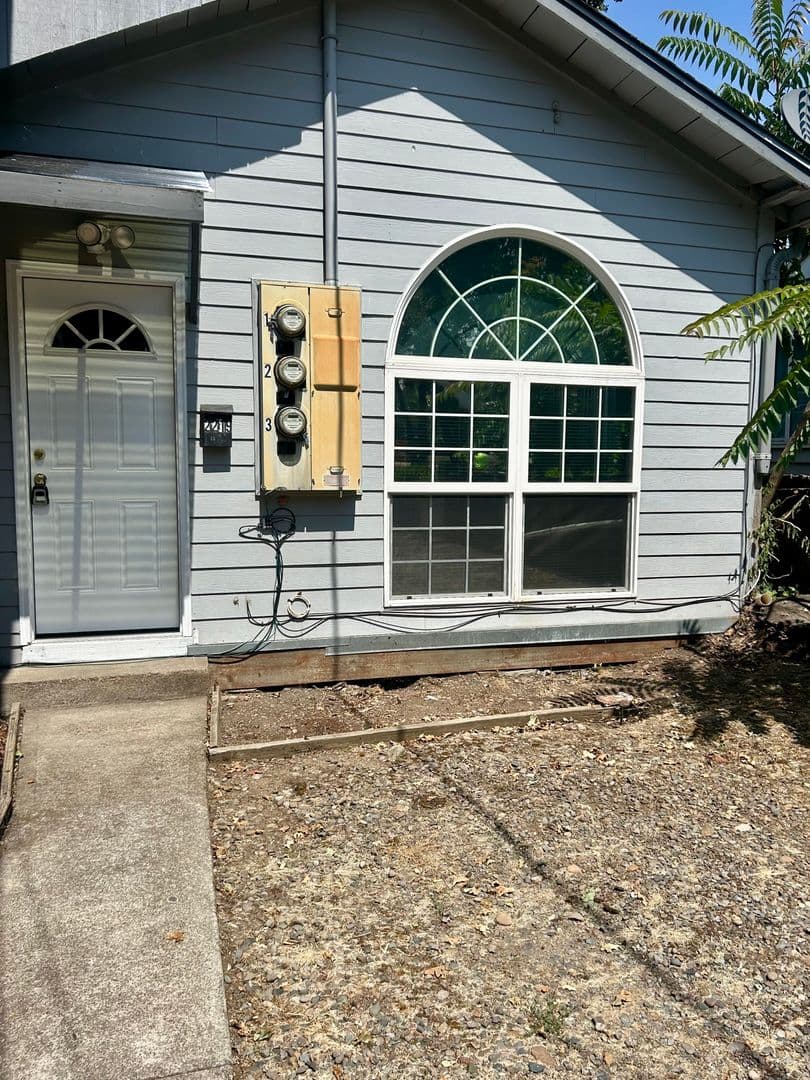 Salem Apartment: 2217-2221 Lee St SE
