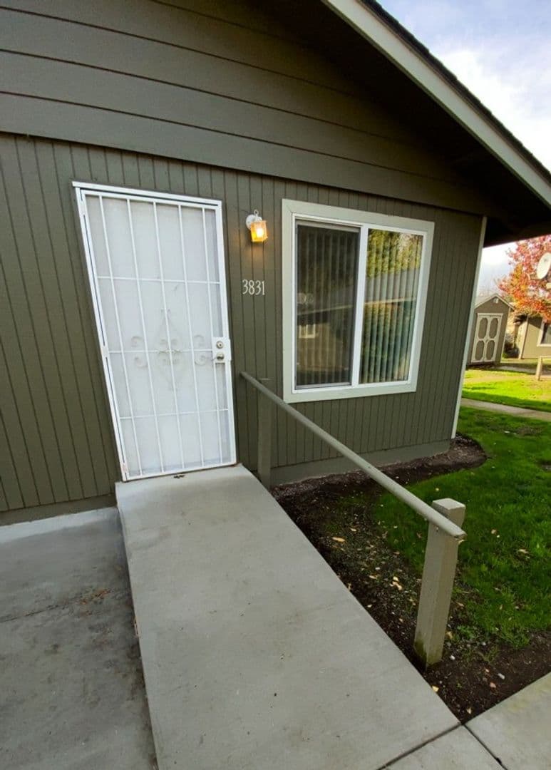 Salem Apartment: 3809-3873 24th Pl NE
