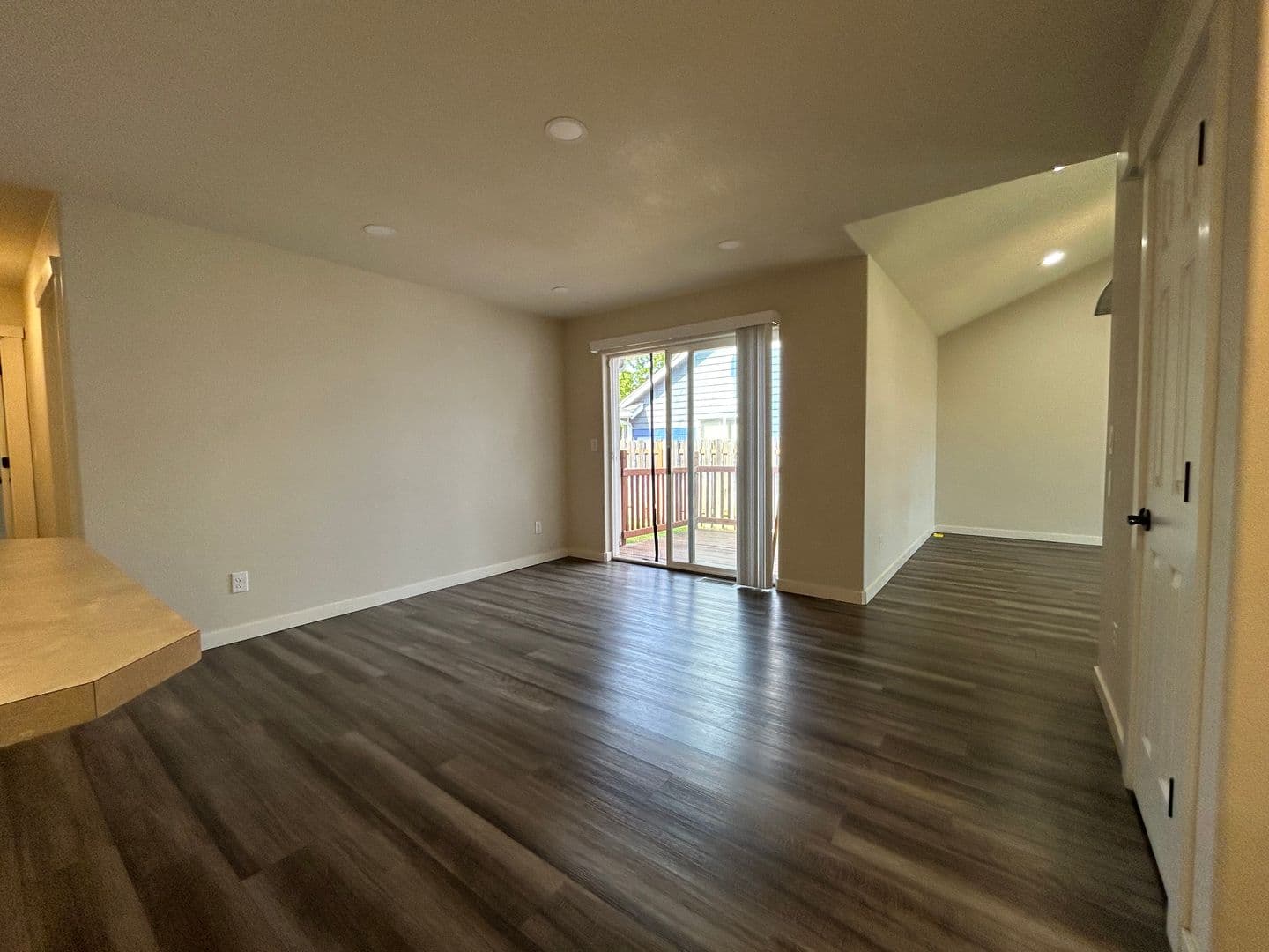 Keizer Apartment: 938-940 Boardwalk Ave. NE