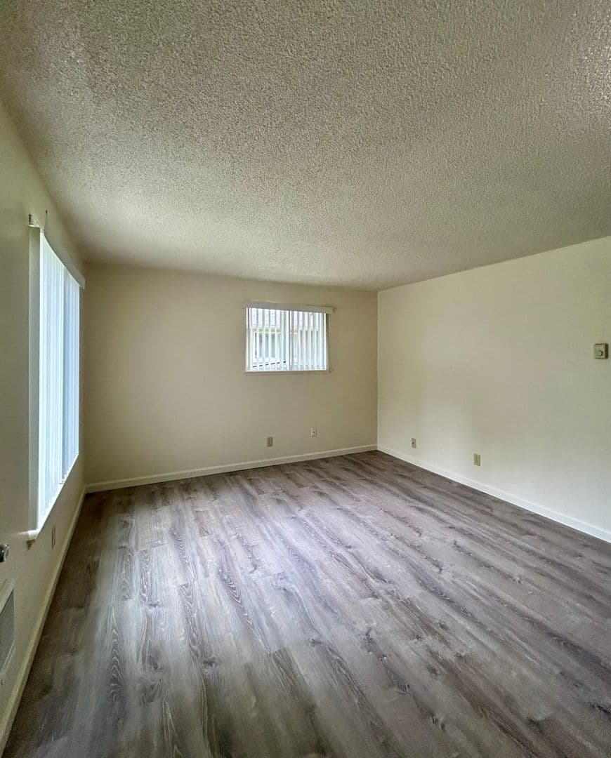 Salem Apartment: 3809-3873 24th Pl NE