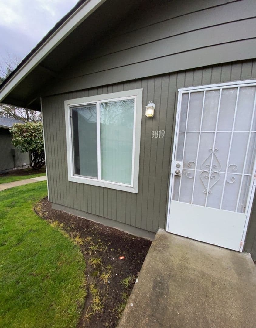 Salem Apartment: 3809-3873 24th Pl NE