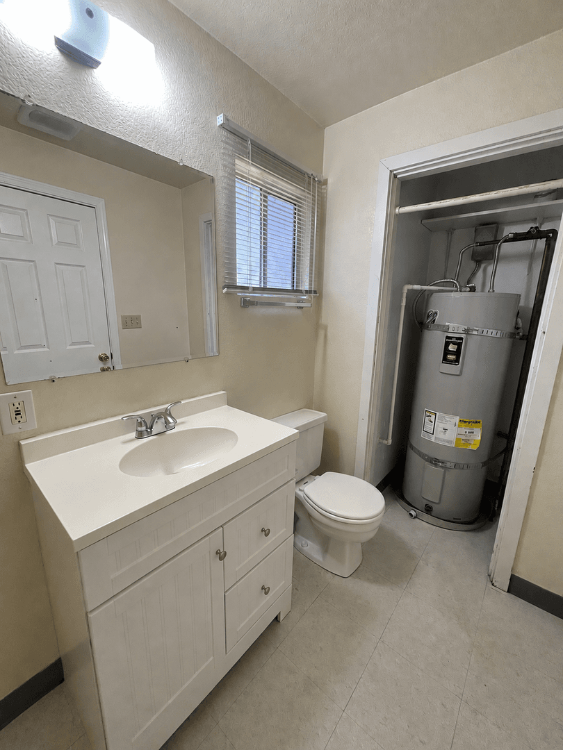 Salem Apartment: 2217-2221 Lee St SE