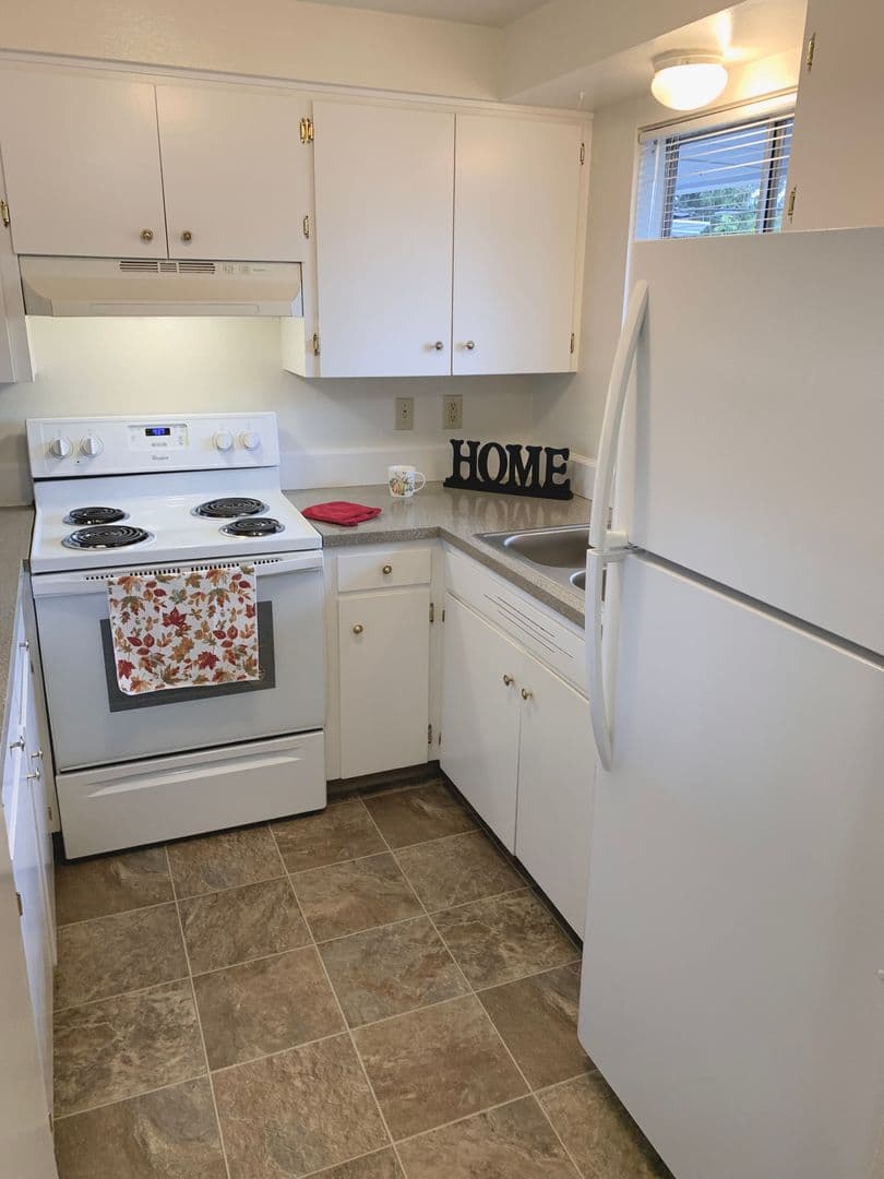 Salem Apartment: 612-614 Shangri La Ave NE