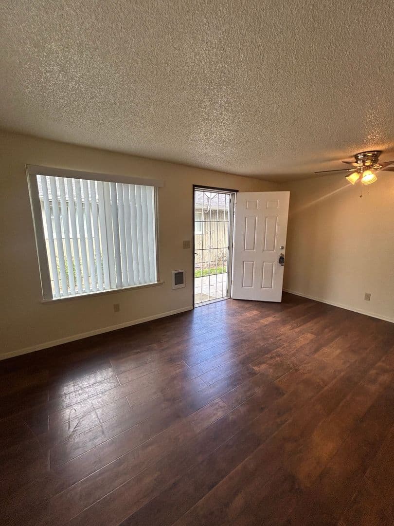 Salem Apartment: 3809-3873 24th Pl NE