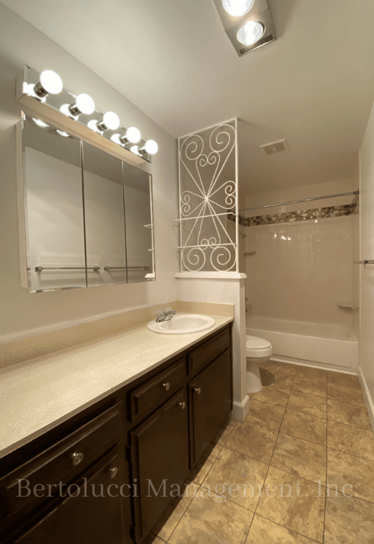 Keizer Apartment: 549-599 Greenwood Dr NE
