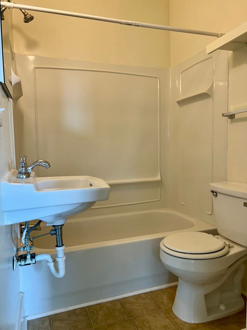 Salem Apartment: 420 20th St. SE