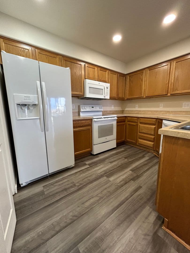 Keizer Apartment: 938-940 Boardwalk Ave. NE