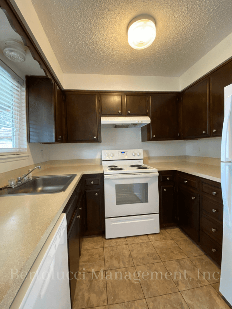 Keizer Apartment: 549-599 Greenwood Dr NE