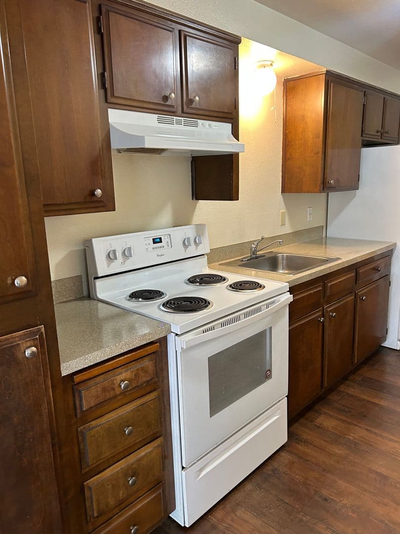 Salem Apartment: 3809-3873 24th Pl NE