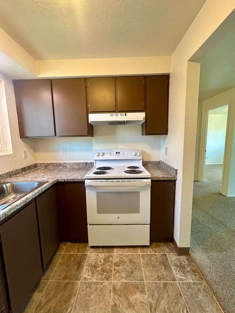 Keizer Apartment: 809-875 Plymouth