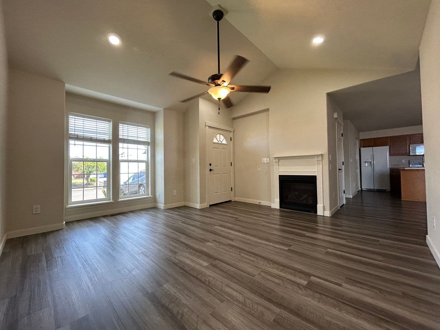 Keizer Apartment: 938-940 Boardwalk Ave. NE