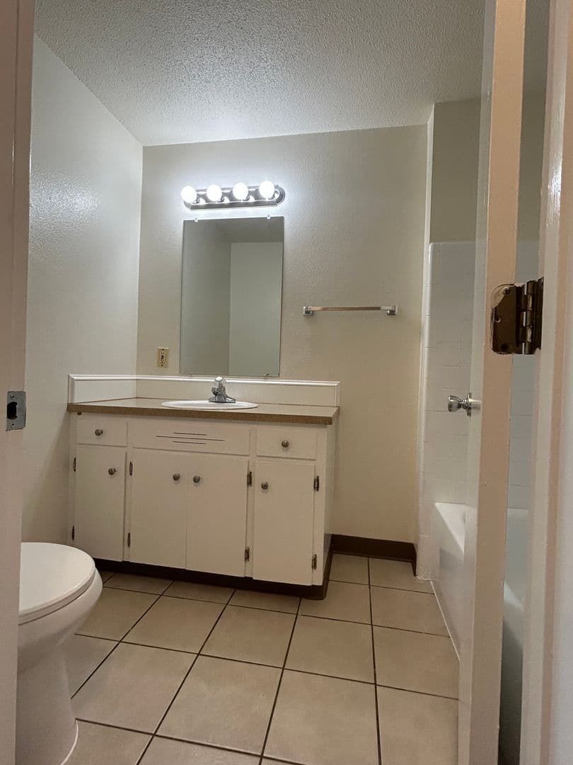 Salem Apartment: 612-614 Shangri La Ave NE