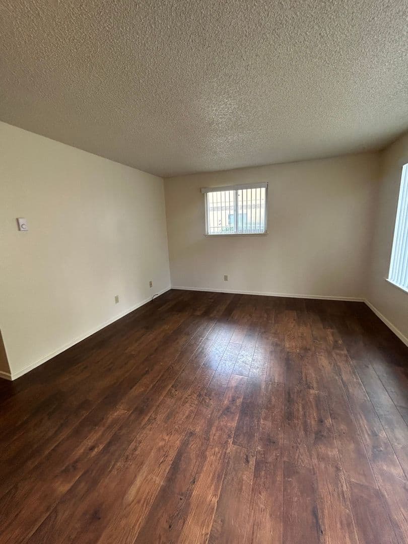 Salem Apartment: 3809-3873 24th Pl NE