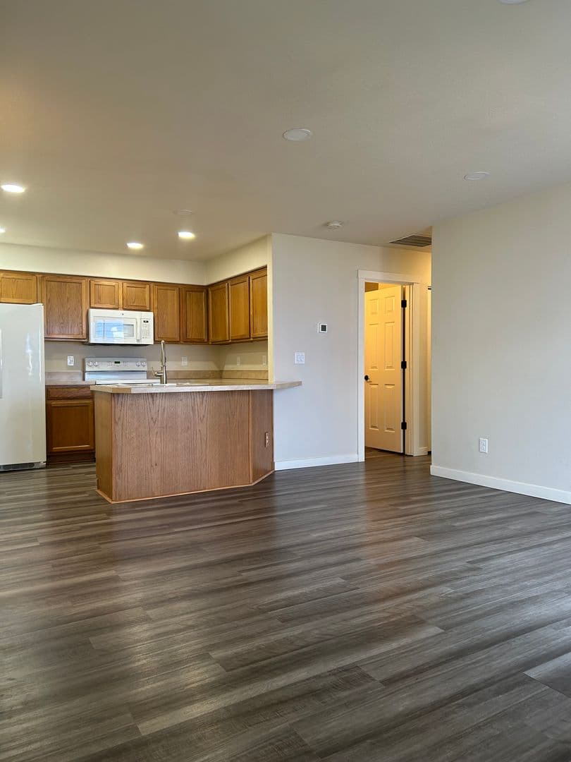 Keizer Apartment: 938-940 Boardwalk Ave. NE