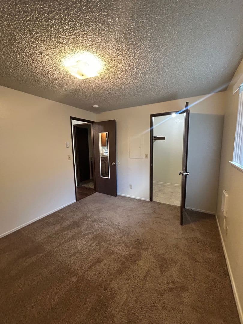 Salem Apartment: 3809-3873 24th Pl NE