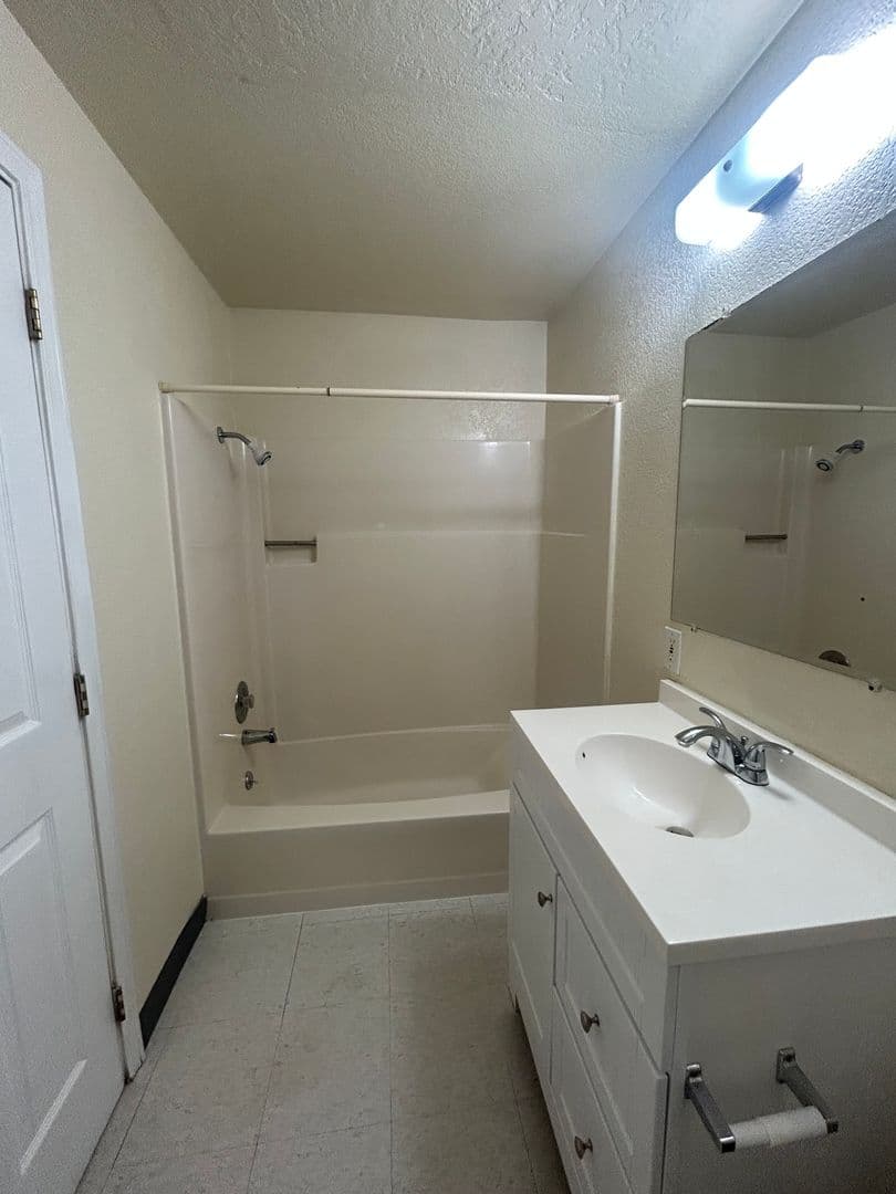 Salem Apartment: 2217-2221 Lee St SE